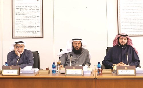 د.عادل الدمخي ومحمد هايف وعدنان عبدالصمد خلال اجتماع اللجنة
