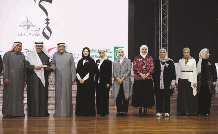 د.علي المضف وعميد كلية التربية الأساسية د.فريح العنزي وأعضاء مشروع همة