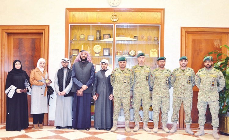 وفد المالية خلال الزيارة