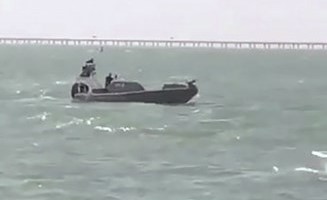 رجال خفر السواحل أثناء البحث