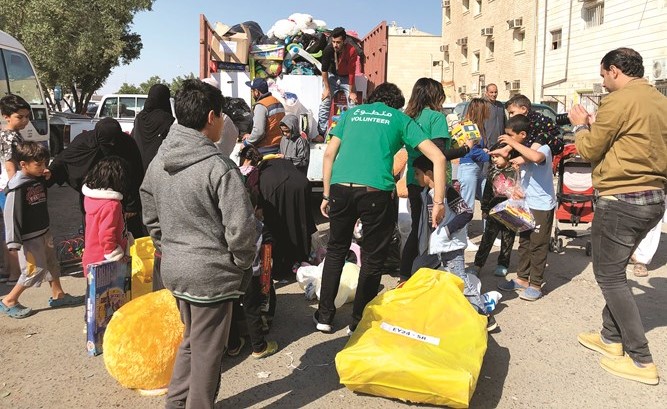 المتطوعون يوزعون الألعاب على الأطفال