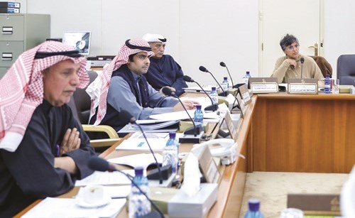 صفاء الهاشم وشعيب المويزري ورياض العدساني وعبدالله الرومي أثناء اجتماع لجنة الميزانيات والحساب الختامي