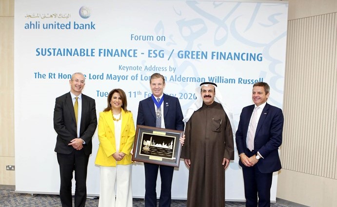 جهاد الحميضي تسلم عمدة الحي المالي في لندن وليام راسل درعا تتذكارية بحضور السفير البريطاني مايكل دافنبورت ود.يعقوب الرفاعي