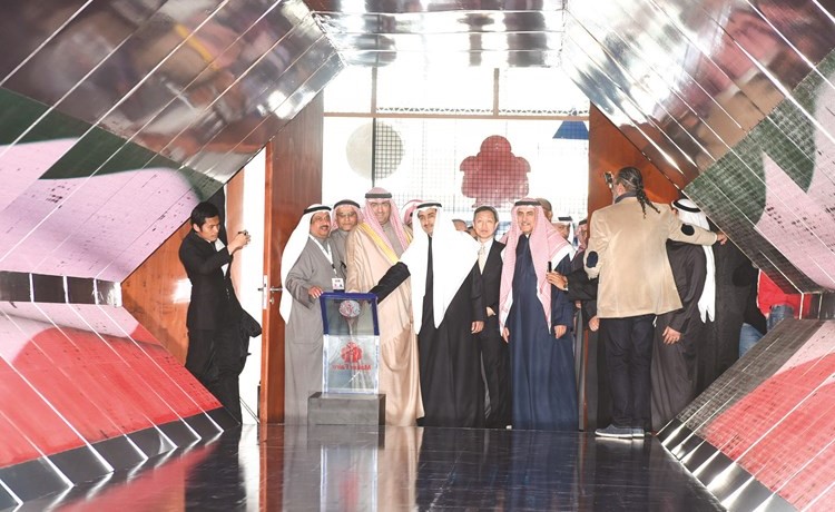 وزير التجارة والصناعة خالد الروضان يدشن فعاليات المعرض بحضور د.يوسف العلي وبدر السبيعي