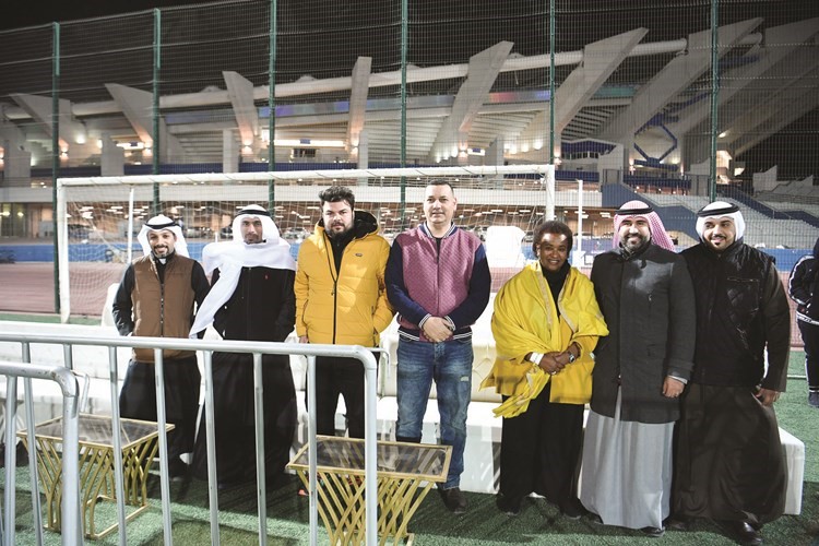 الشيخة نعيمة الأحمد تتوسط الزميلين زكي عثمان وعبدالعزيز جاسم والمذيع محمد أكبر وعبد الرحمن العلي ومناف المنيفي وعبدالعزيز الهزاع		(قاسم باشا)