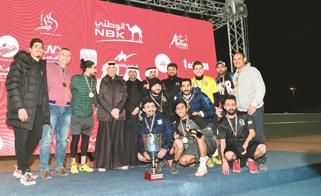 فريق الأنباء خلال الاحتفال بكأس البطولة