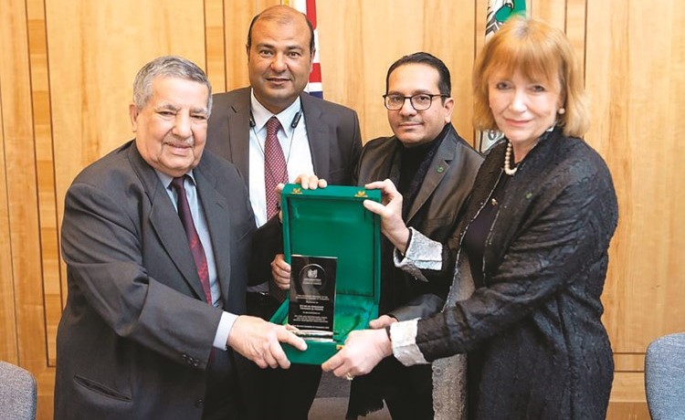 الرئيس الفخري علي الغانم يتسلم هدية تذكارية من الأمين العام لغرفة التجارة العربية-البريطانية