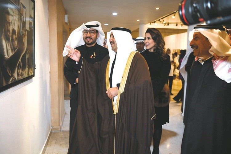 الشيخ صباح ناصر صباح الأحمد وعبدالرسول سلمان ومتابعة للوحات الفنية
