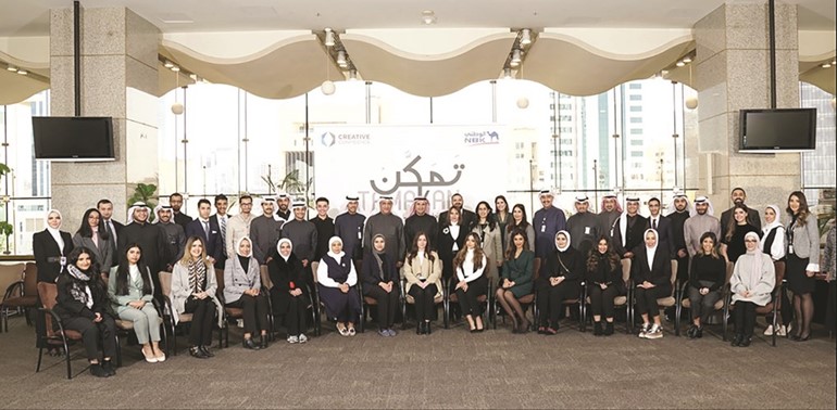 لقطة جماعية للإدارة التنفيذية في بنك الكويت الوطني ومسؤولي شركة Creative Confidence أثناء استقبال المتدربين