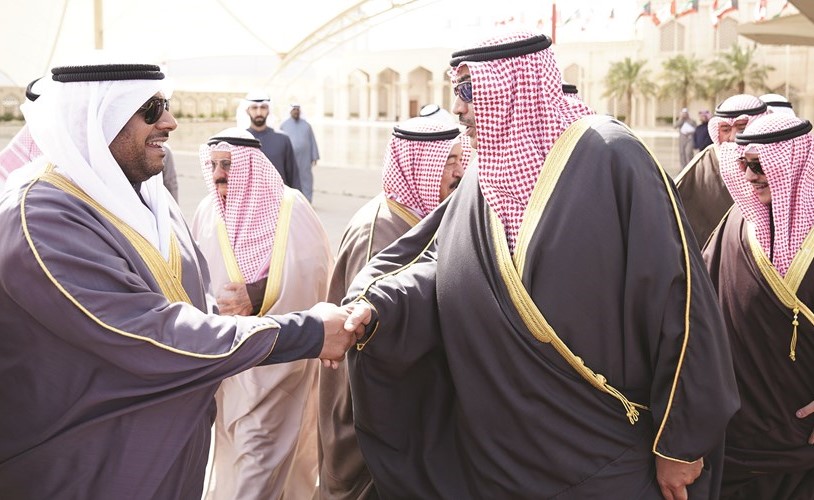 الشيخ أحمد المنصور مودعا سمو رئيس الوزراء لدى مغادرته الكويت
