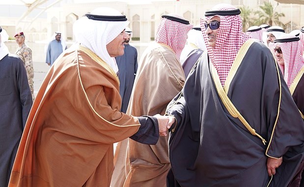 الشيخ سلمان الحمود مصافحا سمو الشيخ صباح الخالد قبيل مغادرته الكويت