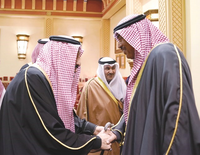 خادم الحرمين الشريفين الملك سلمان بن عبدالعزيز مستقبلا سمو رئيس الوزراء الشيخ صباح الخالد