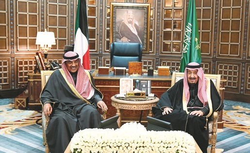 خادم الحرمين الشريفين خلال استقباله سمو رئيس الوزراء في قصر عرقة بالرياض