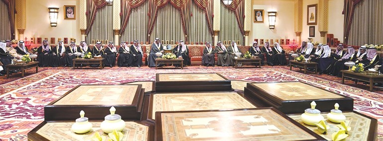 خادم الحرمين الشريفين الملك سلمان بن عبدالعزيز خلال اللقاء مع سمو رئيس الوزراء والوفد الرسمي المرافق لسموه