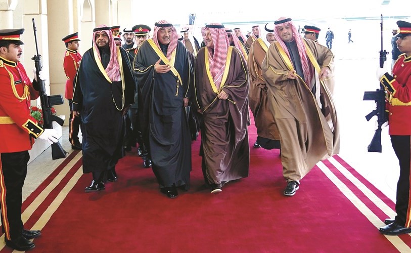 سموه لدى وصوله الكويت وفي استقباله عيسى الكندري والشيخ أحمد المنصور وأنس الصالح