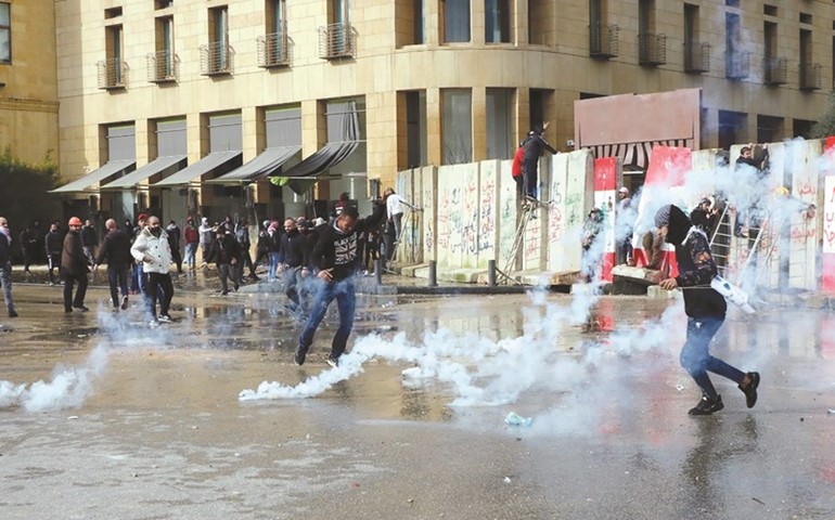 مواجهات بين المتظاهرين والقوى الأمنية في محيط مجلس النواب وسط بيروت (محمود الطويل)