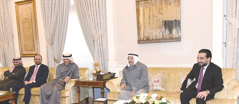 صاحب السمو الأمير الشيخ صباح الأحمد ومرزوق الغانم ومحمد الحلبوسي خلال مأدبة الغداء