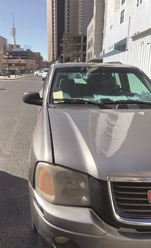 مركبتان مخالفتان في العاصمة وقد وضعت على زجاجهما ورقة المخالفات