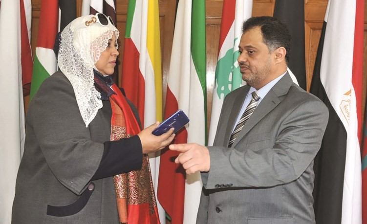 أسامة الذويخ متحدثا إلى الزميلة هناء السيد 	(ناصر عبدالسيد)