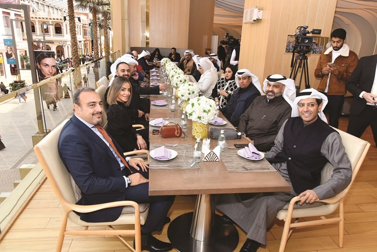 عبدالله المحري وأحمد الفهد وبشار الدوب ود.محمد بركات والإعلامي حمد العلي مع ضيوف «بوبيان» و«هارڤي نيكلز»