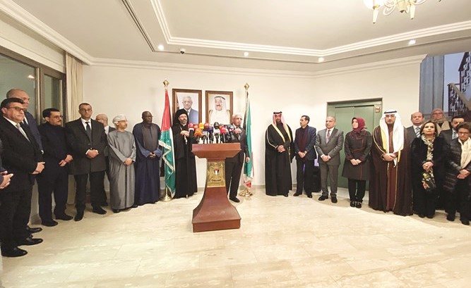 السفير الفلسطيني رامي طهبوب متحدثا خلال الوقفة بحضور عدد كبير من الديبلوماسيين(محمد هنداوي)