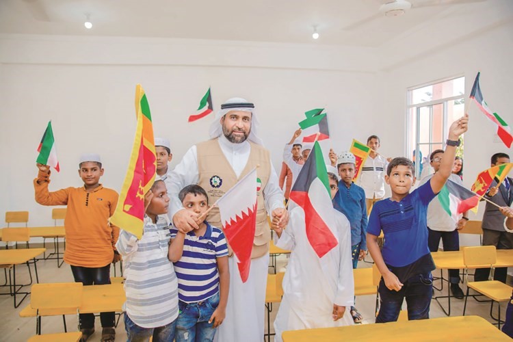 الدبوس مع الأيتام