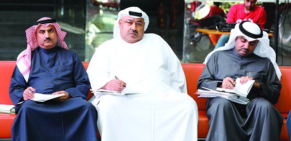 د. سعود الحربي وأسامة السلطان خلال اللقاء مع المعلمين 