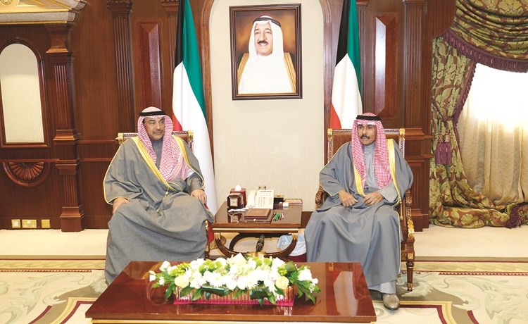 سمو ولي العهد الشيخ نواف الأحمد مستقبلا رئيس مجلس الوزراء