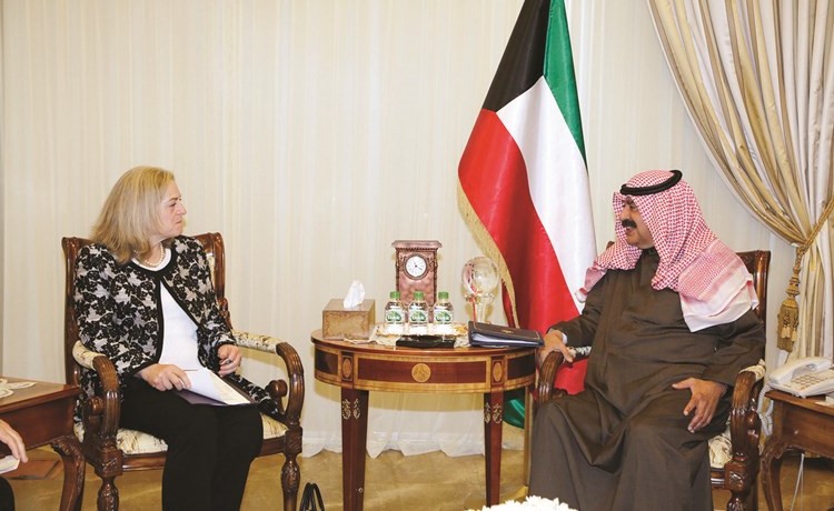 خالد الجارالله خلال استقباله السفيرة الأميركية لدى البلاد