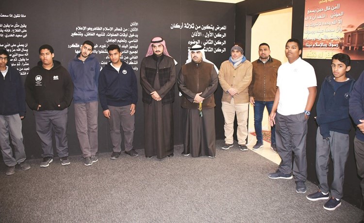 المشاركون في معرض ثانوية صباح السالم 	(أحمد علي)