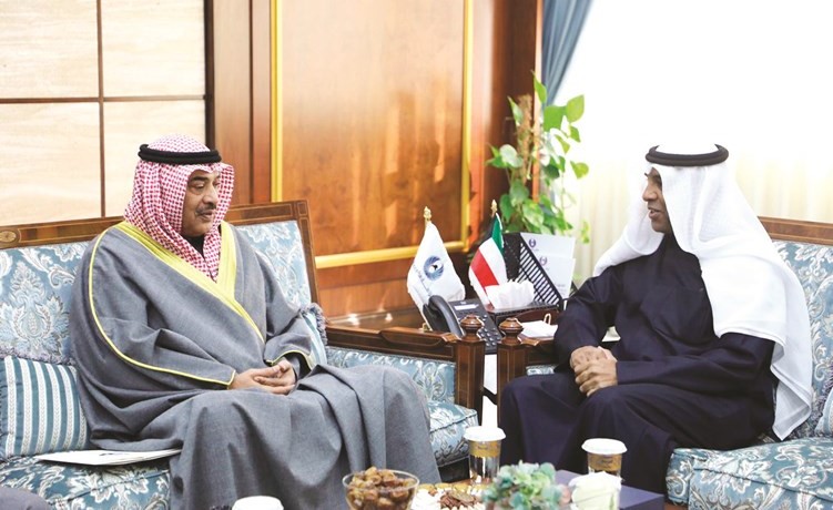 سمو الشيخ صباح الخالد خلال لقائه مع المستشار عبدالرحمن النمش في مقر نزاهة