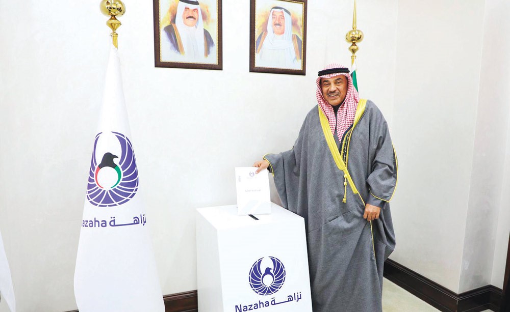سمو رئيس مجلس الوزراء الشيخ صباح الخالد خلال تقديمه إقرار ذمته المالية الجديد