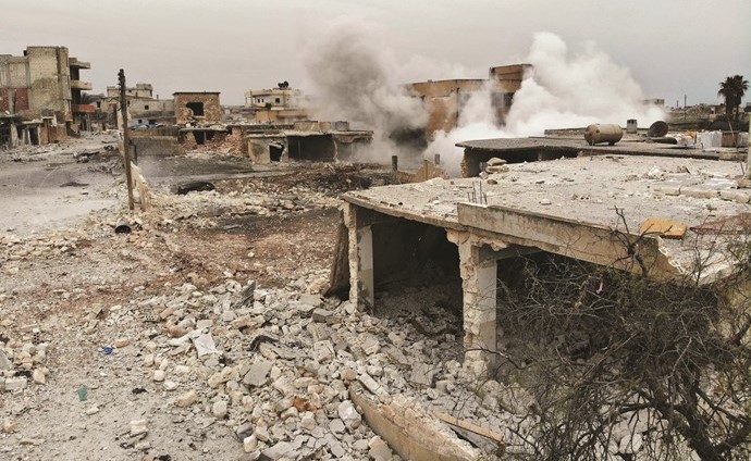 صورة جوية تظهر اعمدة الدخان المتصاعدة نتيجة القصف على معرة النعسان بريف ادلب	(أ.ف.پ)