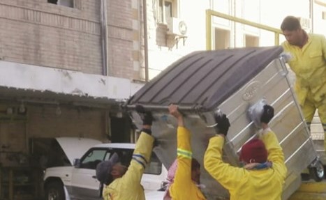 جانب من تبديل حاويات النظافة في الفروانية