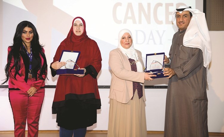 تكريم المشاركين في الندوة