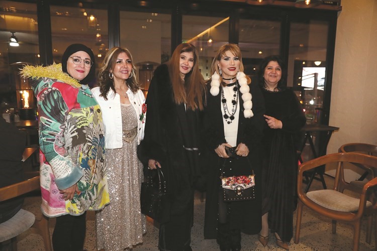 نجلاء النقي مع الفنانة نادية مصطفى وعدد من الحاضرات	(زين علام)