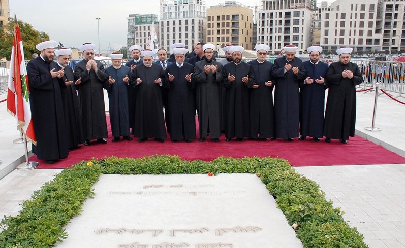 مفتي لبنان الشيخ عبد اللطيف دريان على رأس وفد من العلماء خلال قراءة الفاتحة على ضريح الرئيس الشهيد رفيق الحريري	 (محمود الطويل)‎