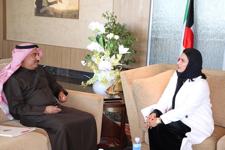 د.سعود الحربي خلال استقباله المستشار الثقافي بسفارة مملكة البحرين لولوة البنعلي