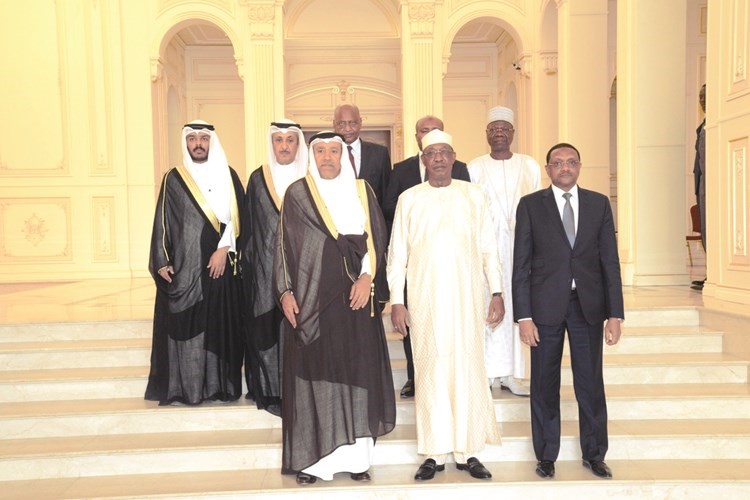 السفير القبندي مع الرئيس ديبي وعدد من المسؤولين والديبلوماسيين