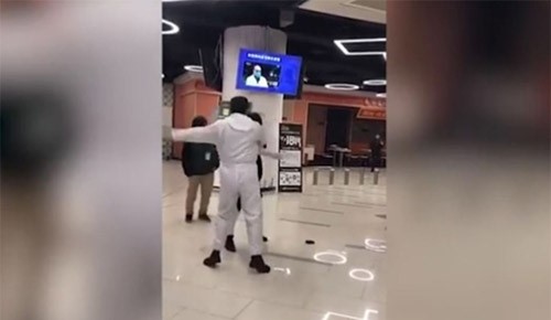 بالفيديو.. "رفضت فحص حرارتها" فصفعها عدة مرات على وجهها
