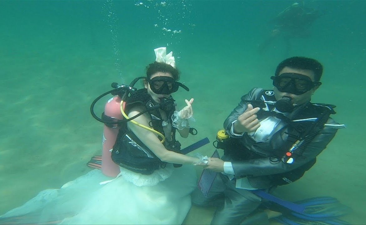 بالفيديو.. زواج تحت الماء في تايلاند