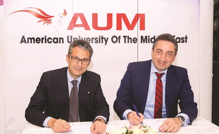 رئيس جامعة AUM د.جورج يحشوشي والسفير الإيطالي لدى الكويت كارلو بالدوتشي خلال توقيع الاتفاقية