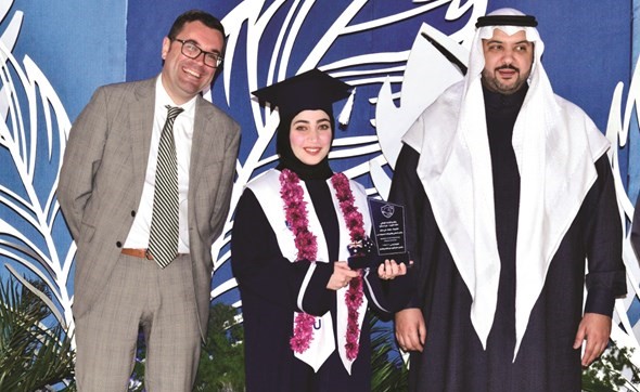 تكريم احدى الخريجات