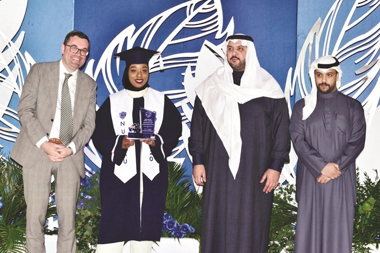 الشيخ مبارك العبدالله والسفير الاسترالي خلال تكريم احدى الخريجات