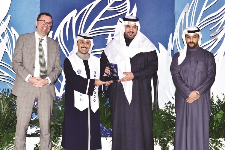 أحد الخريجين يتسلم تكريمه