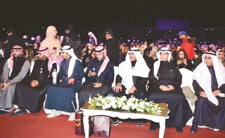محافظ الاحمدي الشيخ فواز الخالد يتوسط كبار الشخصيات وضيوف الحفل