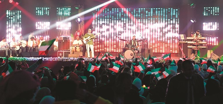 فرقة ميامي أحيت حفل محافظة حولي بمناسبة الأعياد الوطنية	(فريال حماد)