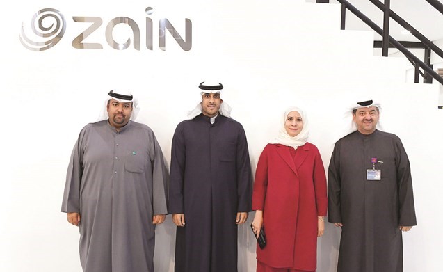 إيمان الروضان تتوسط حمد المرزوق وعبداللطيف الشارخ ووليد الخشتي في جناح زين