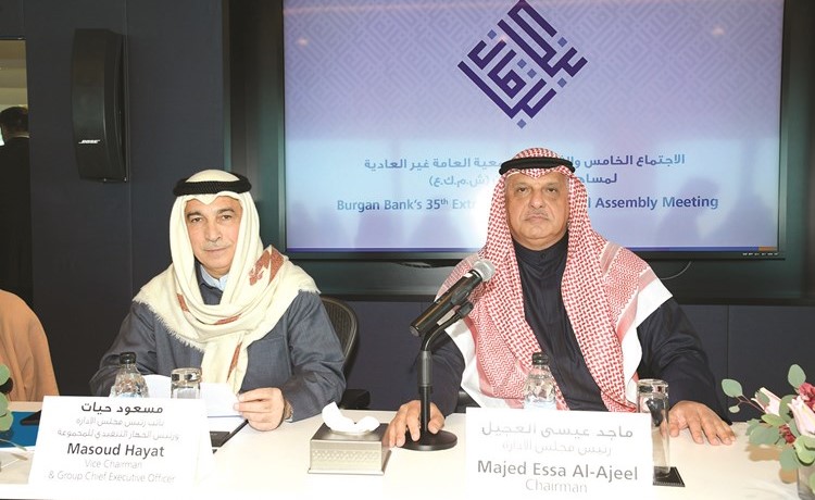 ماجد العجيل ومسعود حيات خلال عمومية بنك برقان