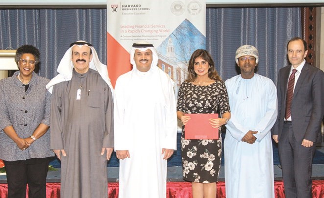 د.محمد الهاشل وطاهر العمري خلال تكريم فجر القناعي